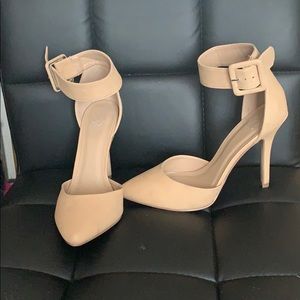 Nude ankle strap pump
